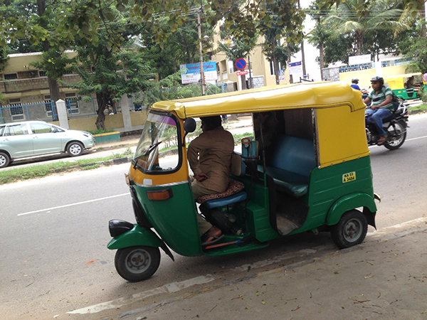 世界最安値のタクシー？！インドで頻繁に利用する交通手段とインドの交通事情とは